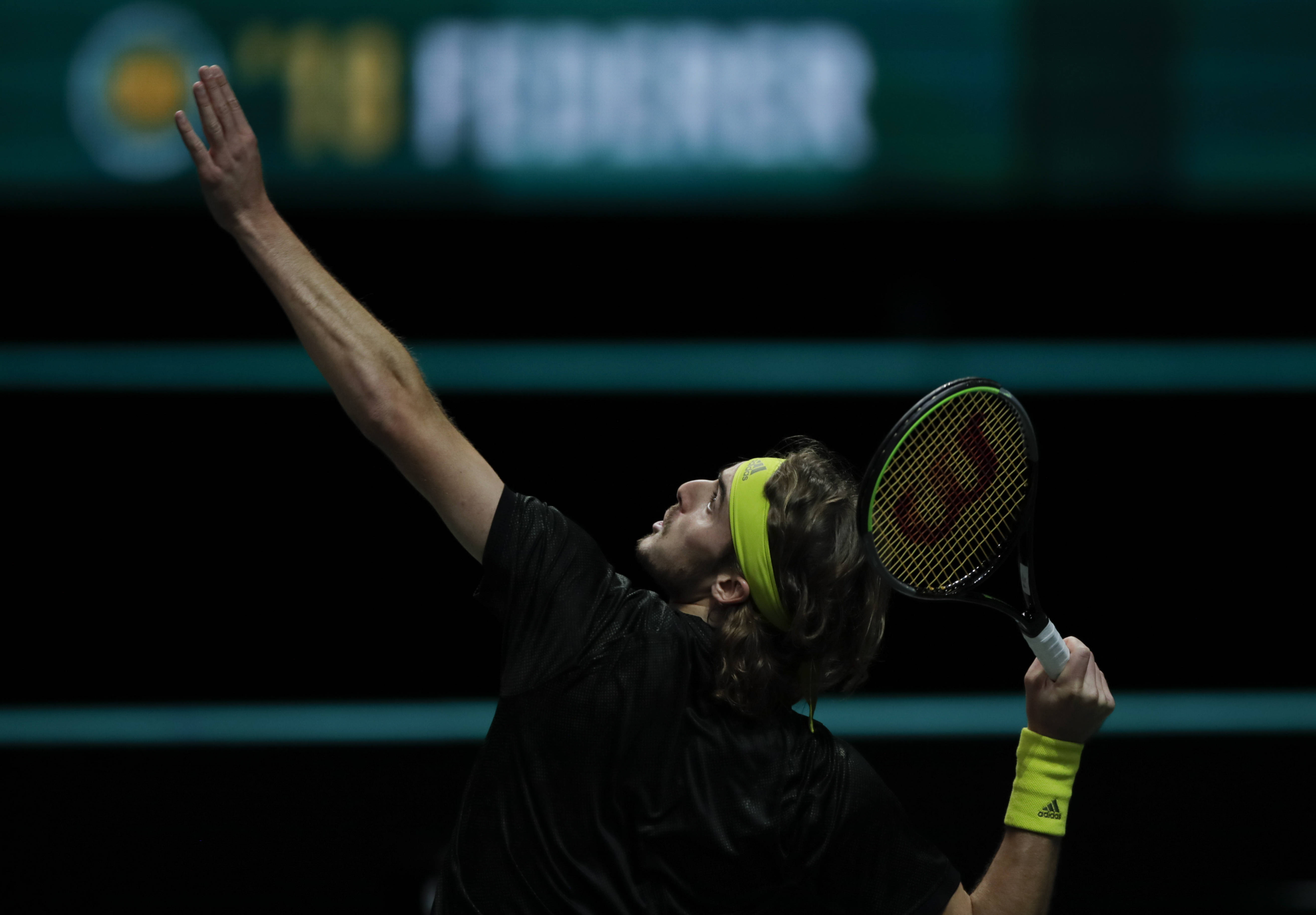 包含日本网球队险胜欧洲网球队，西西帕斯制霸全场的词条