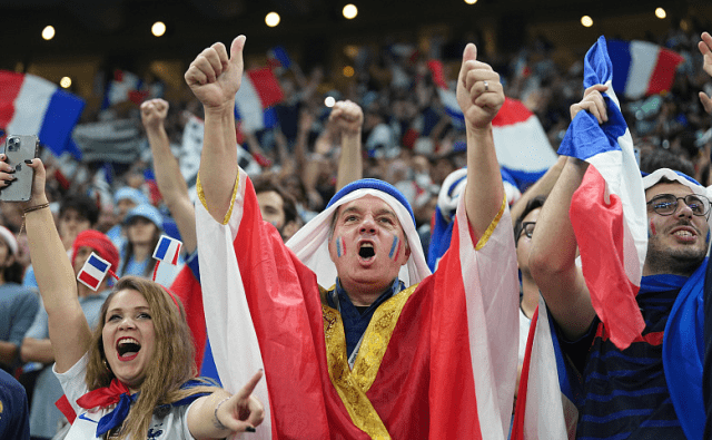 场面火爆!世界杯观众席沸腾不已 场面火爆!世界杯观众席沸腾不已