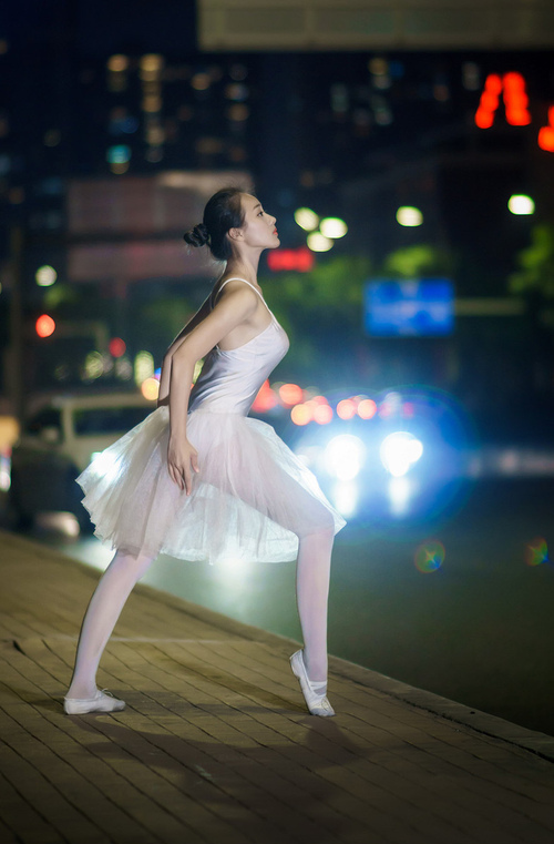 当终场哨响，全世界都在讨论那个没上场的人，哈兰德幽灵般的存在感如何主宰了葡希之战？